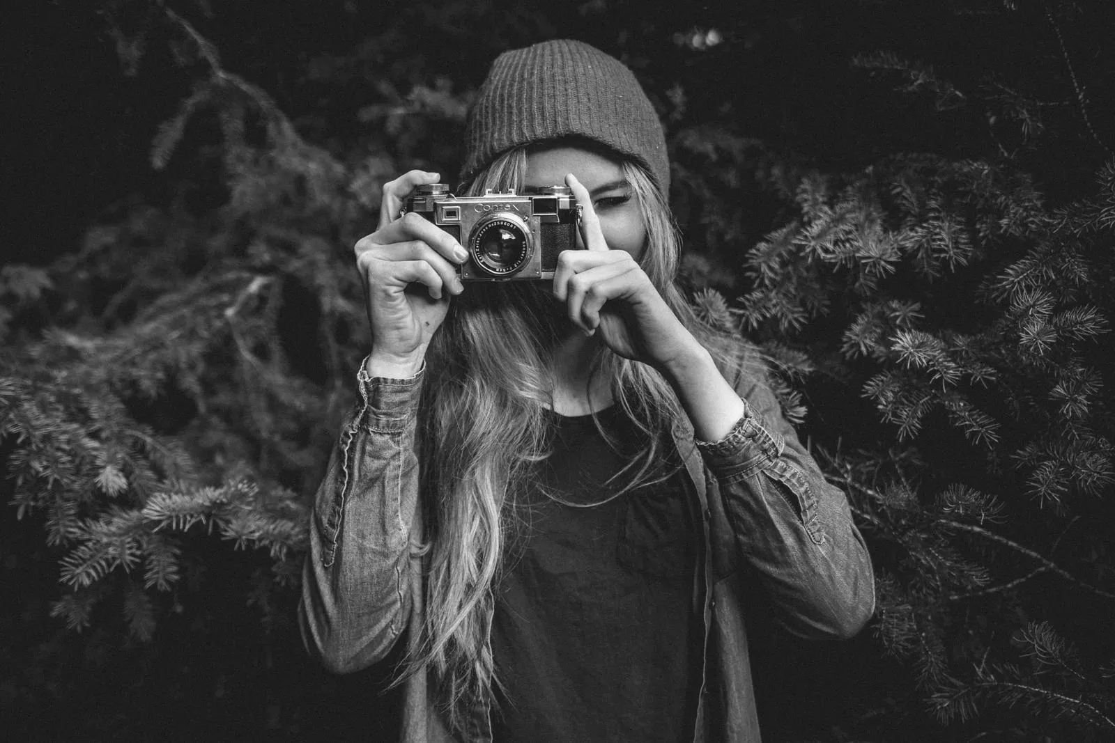 Fotógrafa con cámara análoga